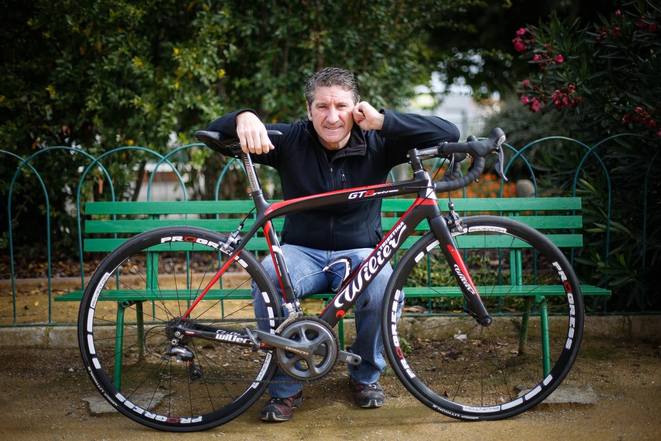 Antonio Miguel Díaz posa sereno con su bicicleta actual, una Wilier, en la Ciudad Deportiva de la Diputación en Armilla y junto al velódromo en el que trabaja.