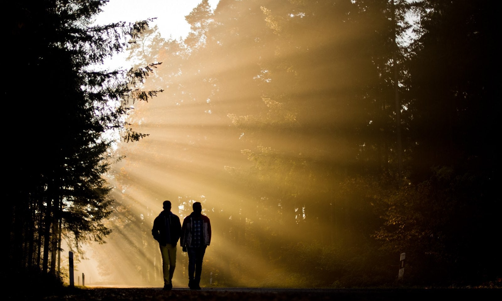 Dos refugiados africanos caminan en los terrenos de los antiguos cuarteles militares.