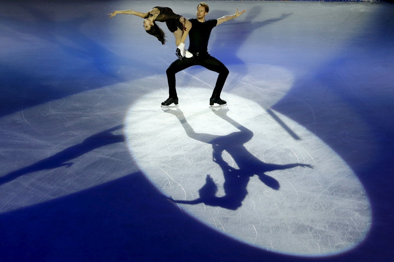 Madison Chock y Evan Bates de los EE.UU. realizan su exhibición en la ISU Grand Prix de Patinaje Artístico en Beijing, China.