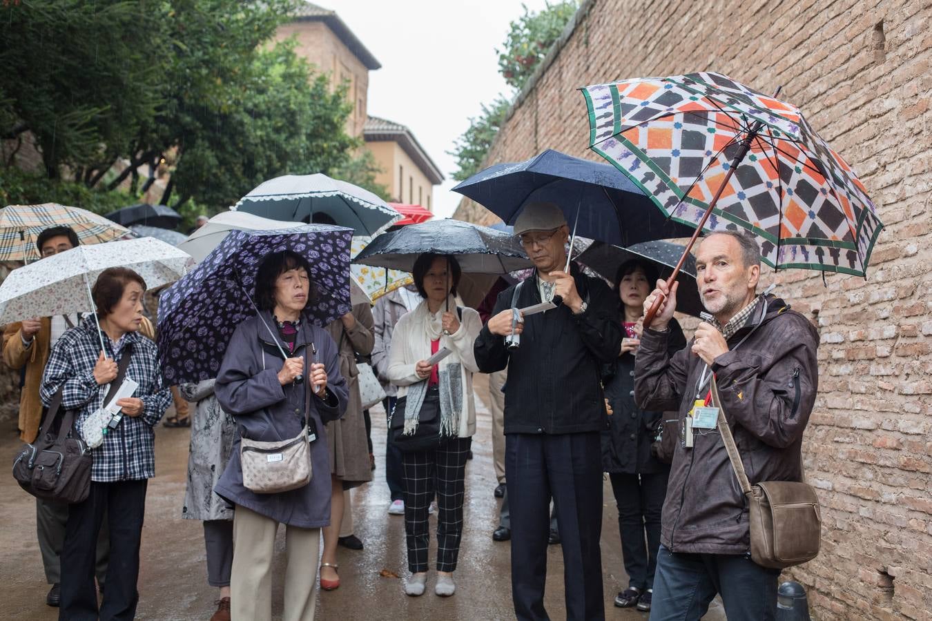 Estos agentes trabajan en condiciones meteorológicas adversas. La voz se resiente.