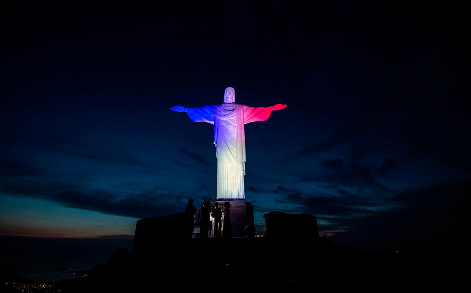 La estatua del Cristo Redentor en Río de Janeiro , iluminado con los tri-colores de la bandera nacional francés en memoria de los fallecidos en los atentados de París.