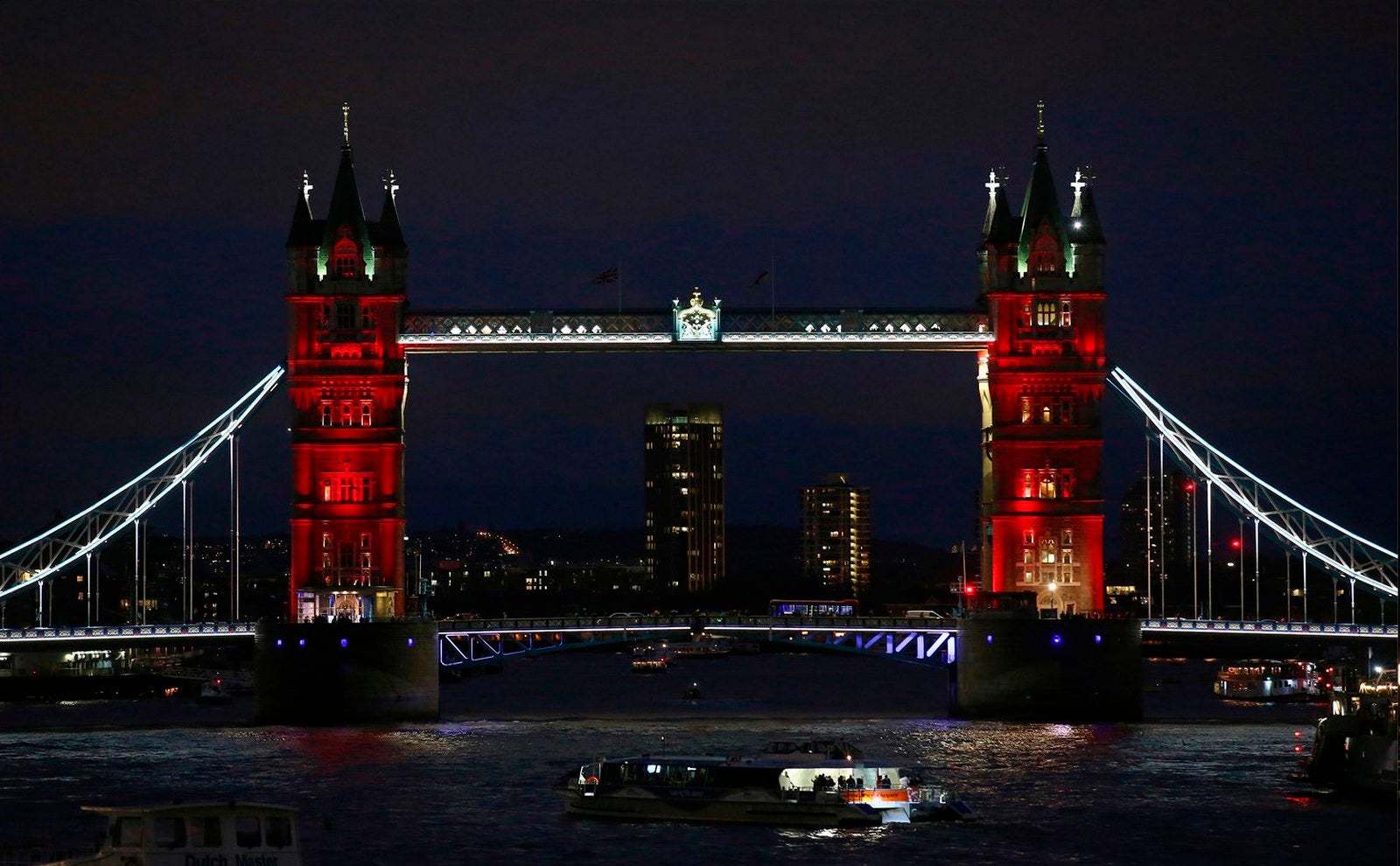 Tower Bridge en Londres, iluminado con los tri-colores de la bandera nacional francés en memoria de los fallecidos en los atentados de París.