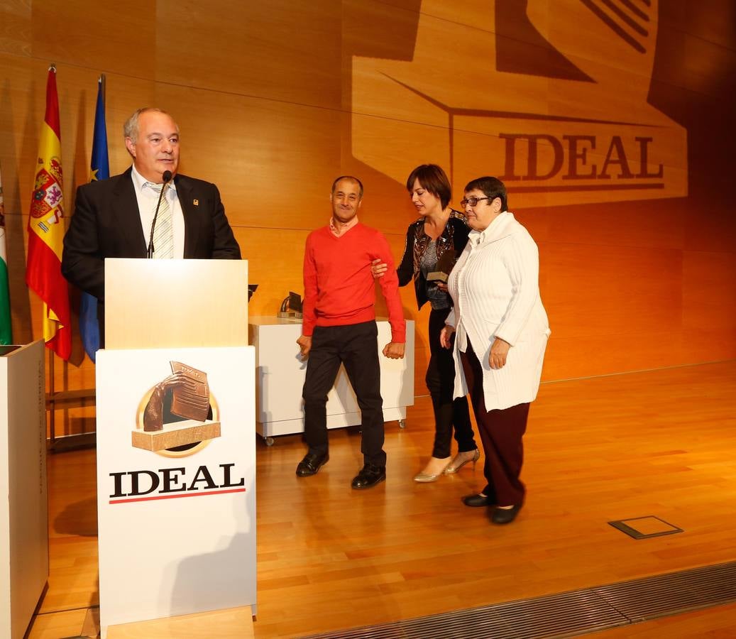 Antonio García subió con dos usuarios de Asprogrades, acompañados por A. Peñalver.