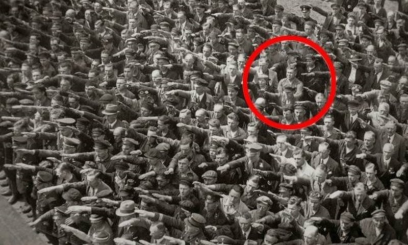 El trabajador aleman August Landmesser que estaba casado con una judía se niega a saludar a Hitler en Hamburgo, 1936