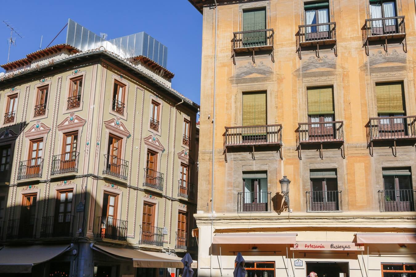 La fachada de la Casa de los Canónigos y la del otro edificio de la Plaza de las Pasiegas.