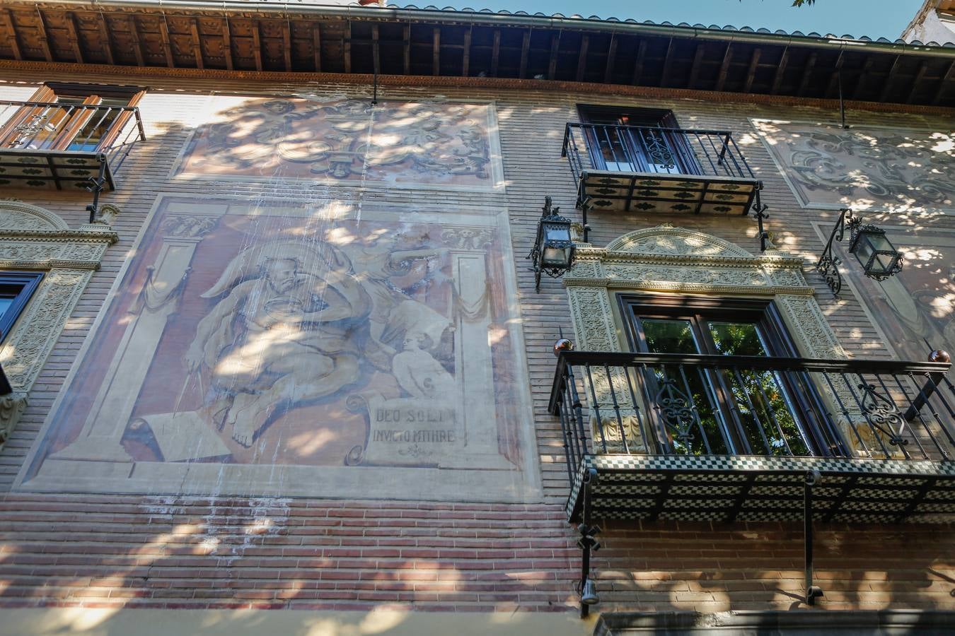 Fachada del hotel Ladrón del Agua en la Carrera del Darro.