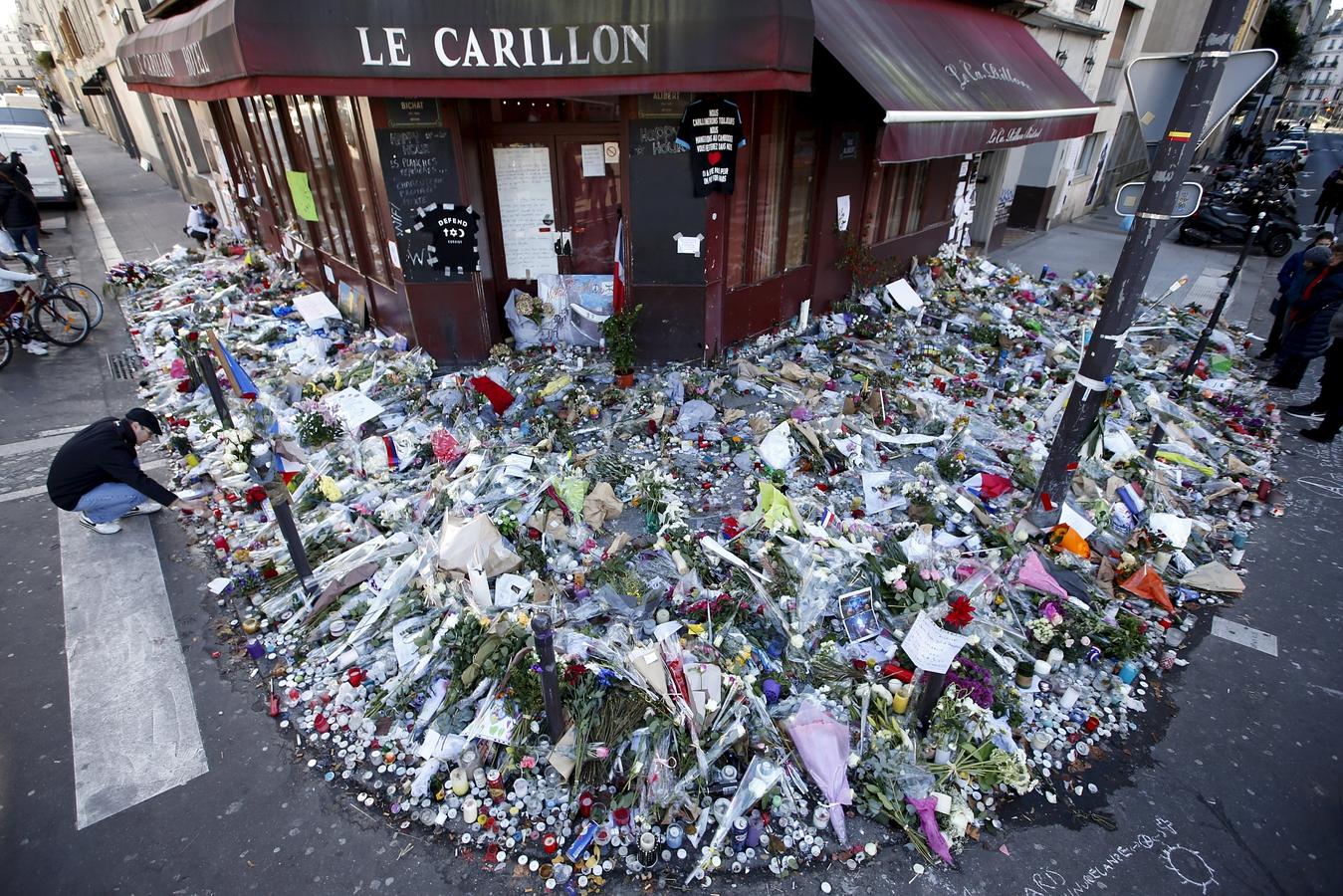 La gente lloran junto al restaurante "Le Carillon" una semana después de los ataques mortales en la capital francesa de París, Francia.