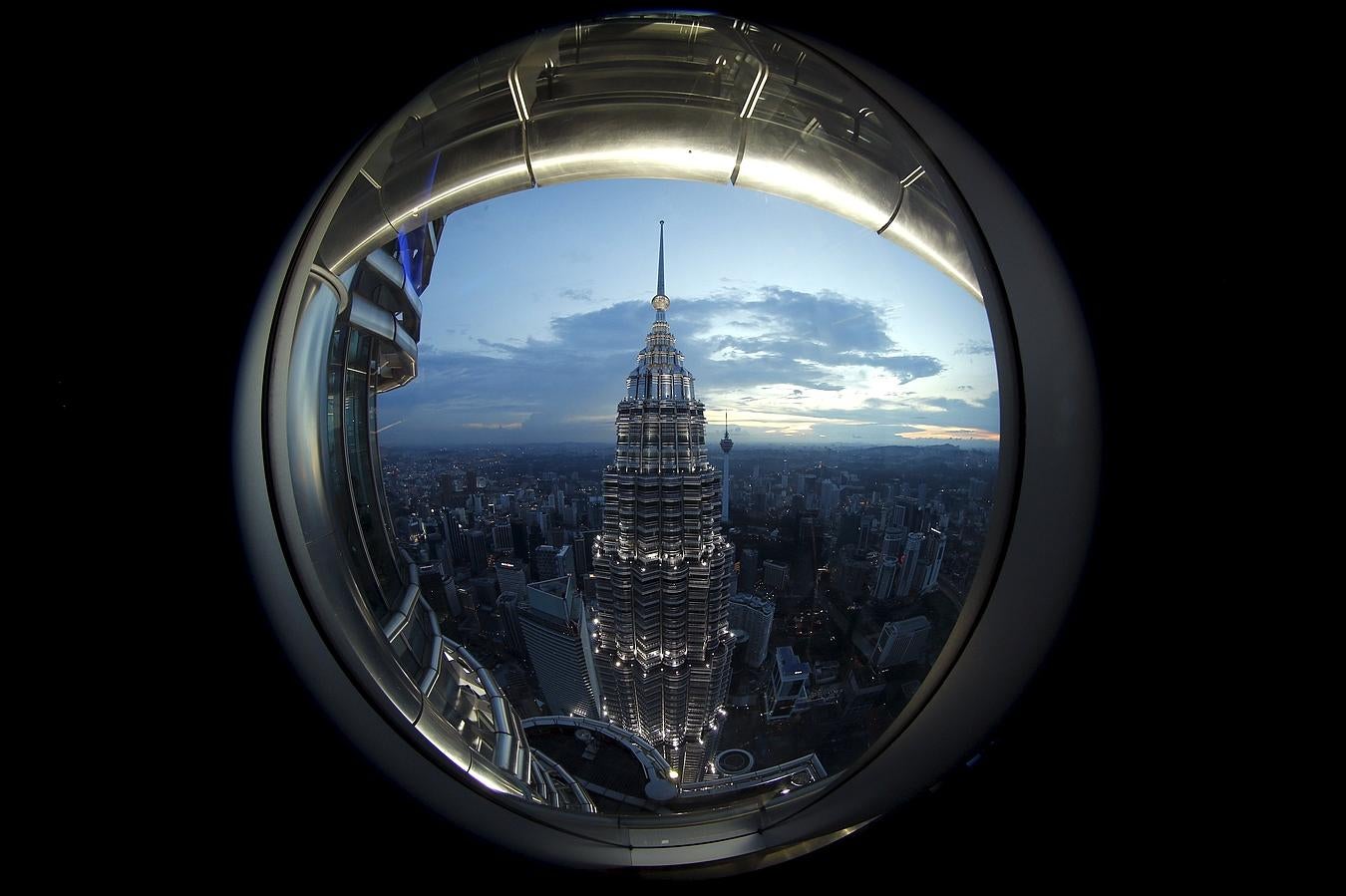 Una vista de una de las Torres Petronas desde una ventana de su edificio gemelo.