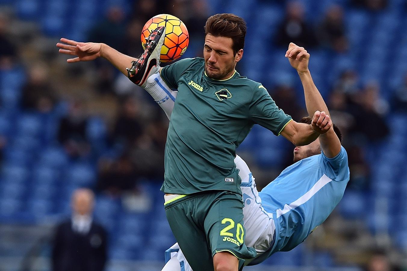El centrocampista del Palermo Franco Vázquez de Italia compite con el defensa del Lacio de Holanda Wesley Hoedt (R) durante la Serie A italiana de fútbol entre Lazio Roma y Palermo  en el estadio Olímpico de Roma.