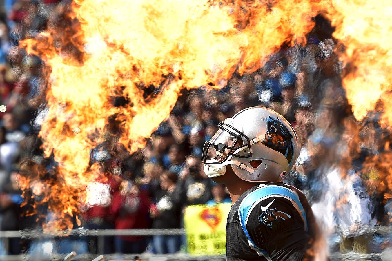 Charlotte, Carolina del Norte, EE.UU.,  la quarterback Cam Newton (1) durante sale al campo antes del partido contra los Pieles Rojas de Washington en el Bank of America Stadium.