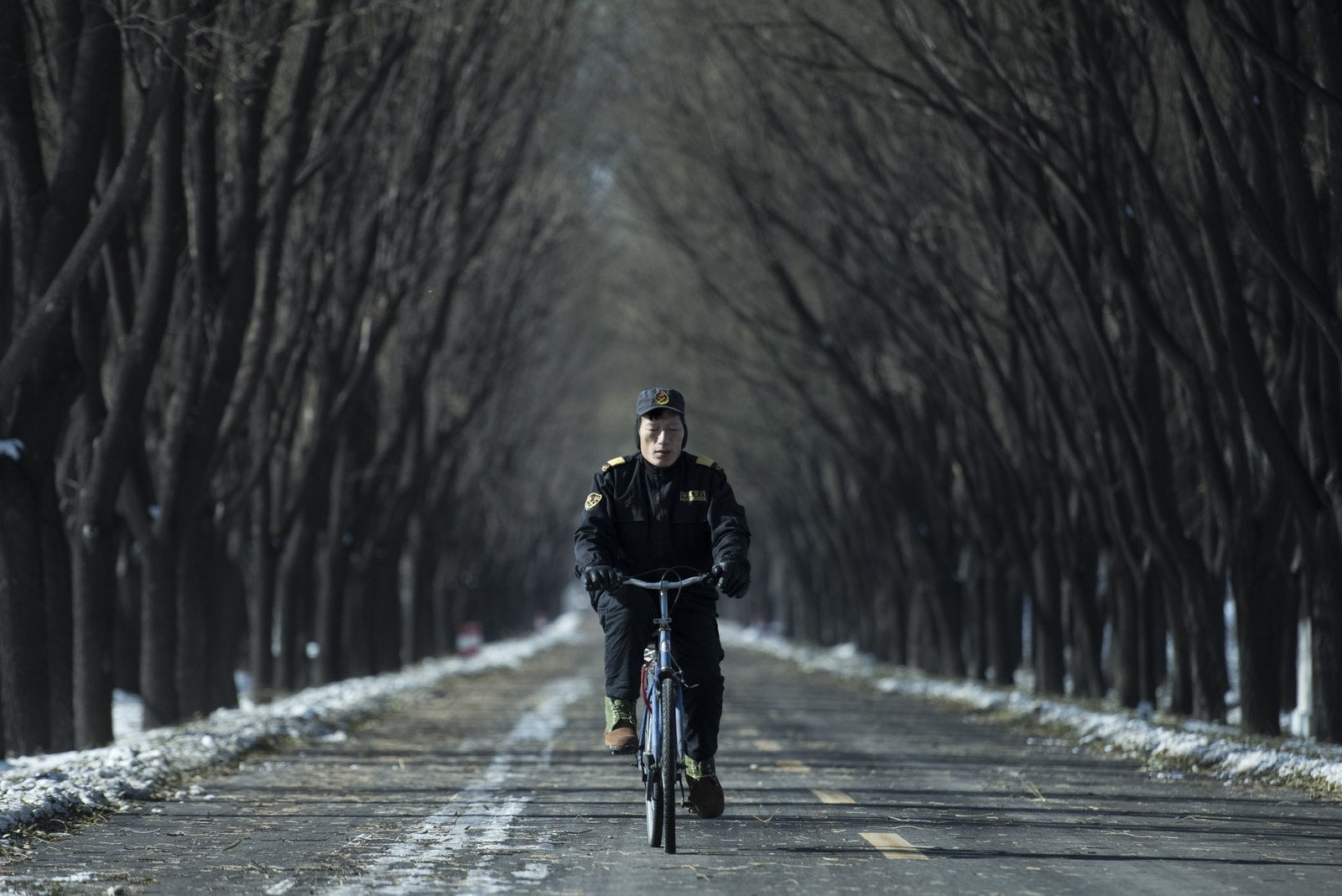Un hombre monta su bicicleta en una carretera en Guanting, en las afueras de Beijing.