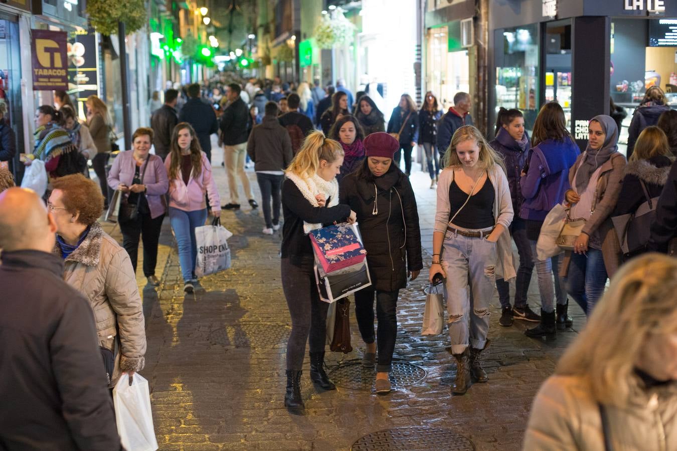 Granada se viste de negro
