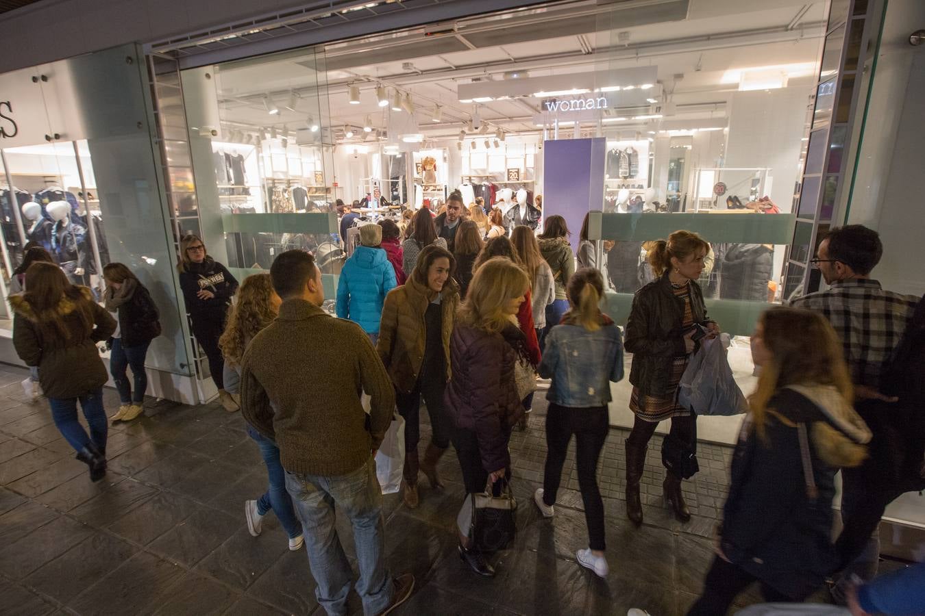 Granada se viste de negro