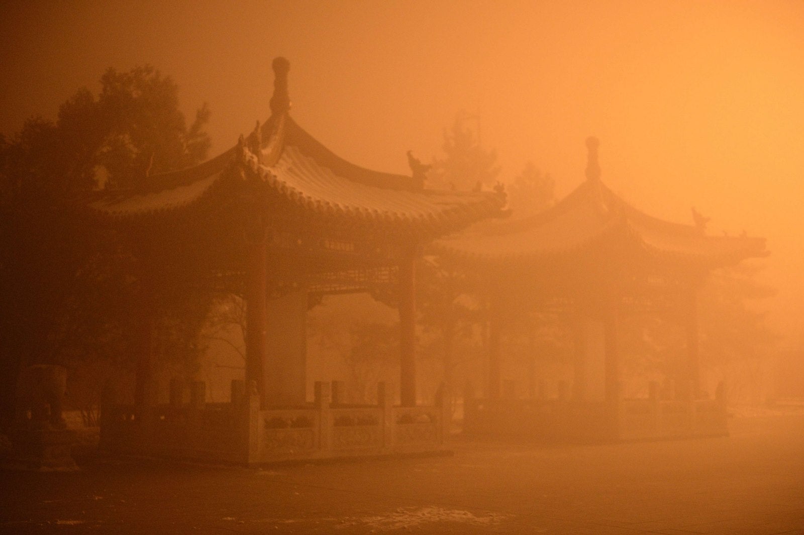 Día contaminado en Hohhot, región del norte de Mongolia Interior de China.