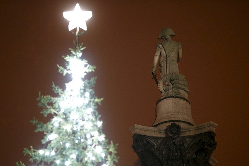 Londres (Inglaterra). La plaza de Trafalgar Square coronada por el almirante Nelson e iluminada para la Navidad