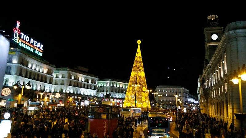 Madrid (España). El árbol de Navidad y centra toda la atención en la popular Puerta del Sol madrileña