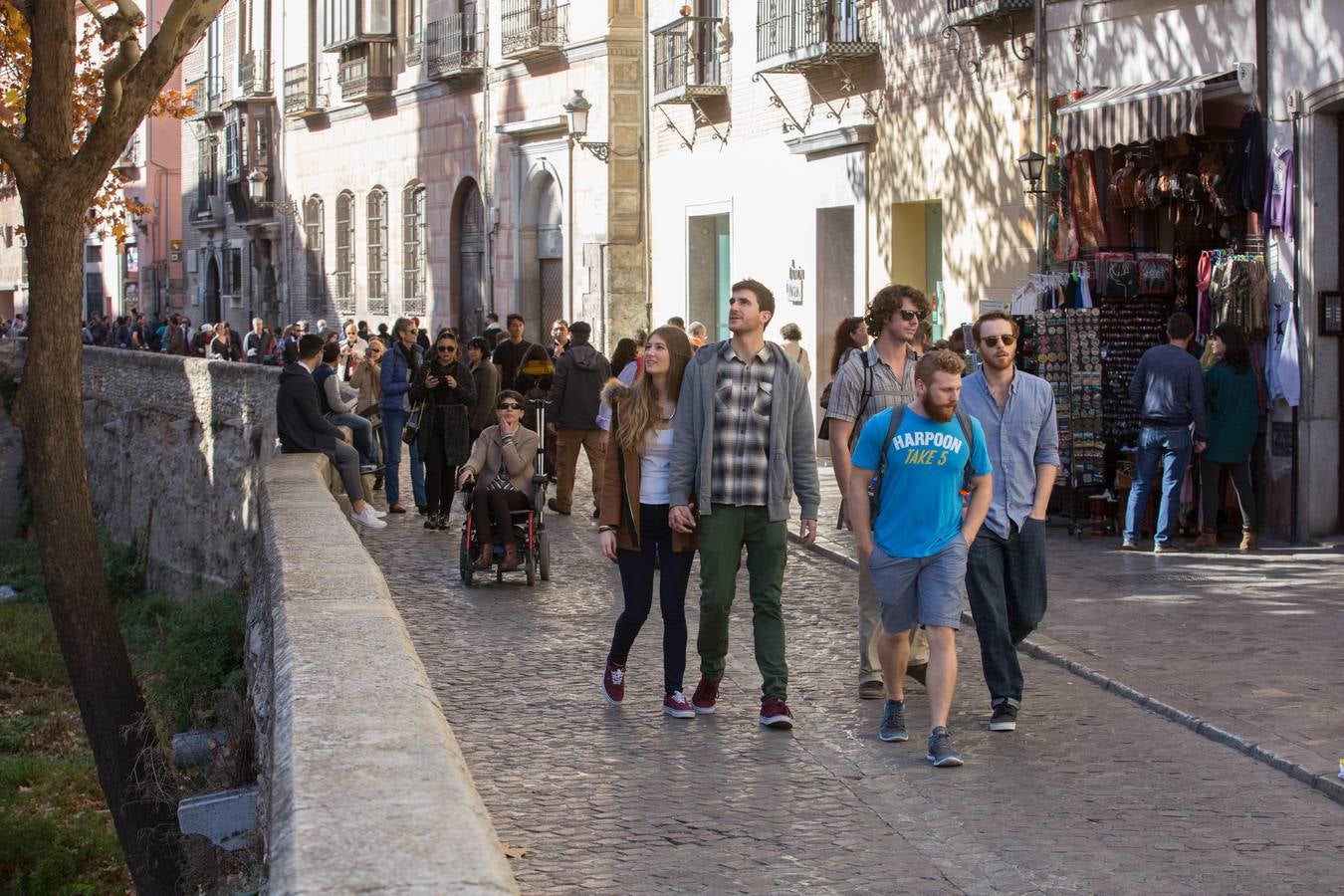 Los turistas llenan Granada en un &#039;puente&#039; de la Constitución marcado por el buen tiempo