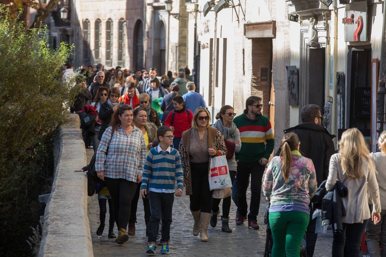 Los turistas llenan Granada en un &#039;puente&#039; de la Constitución marcado por el buen tiempo