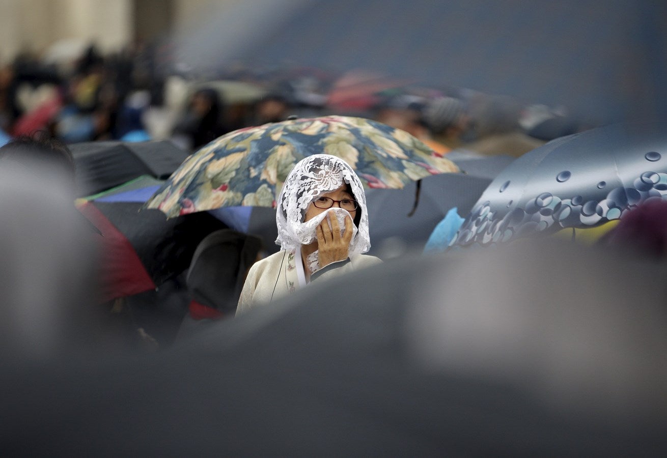 Una mujer mira en la Plaza de San Pedro como el papa Francisco inagura el  Año Santo, en el Vaticano.