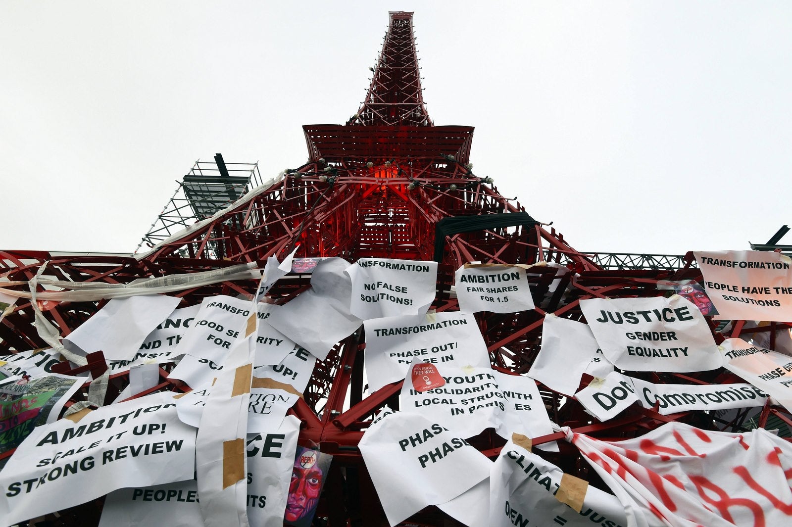 Torre Eiffel hecha de sillas de bistro cubiertos en los mensajes relacionados con el cambio climático.