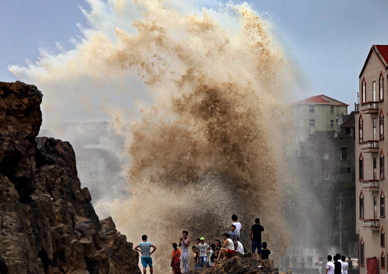 Enormes olas se acercan a la parte continental de China en Wenling.