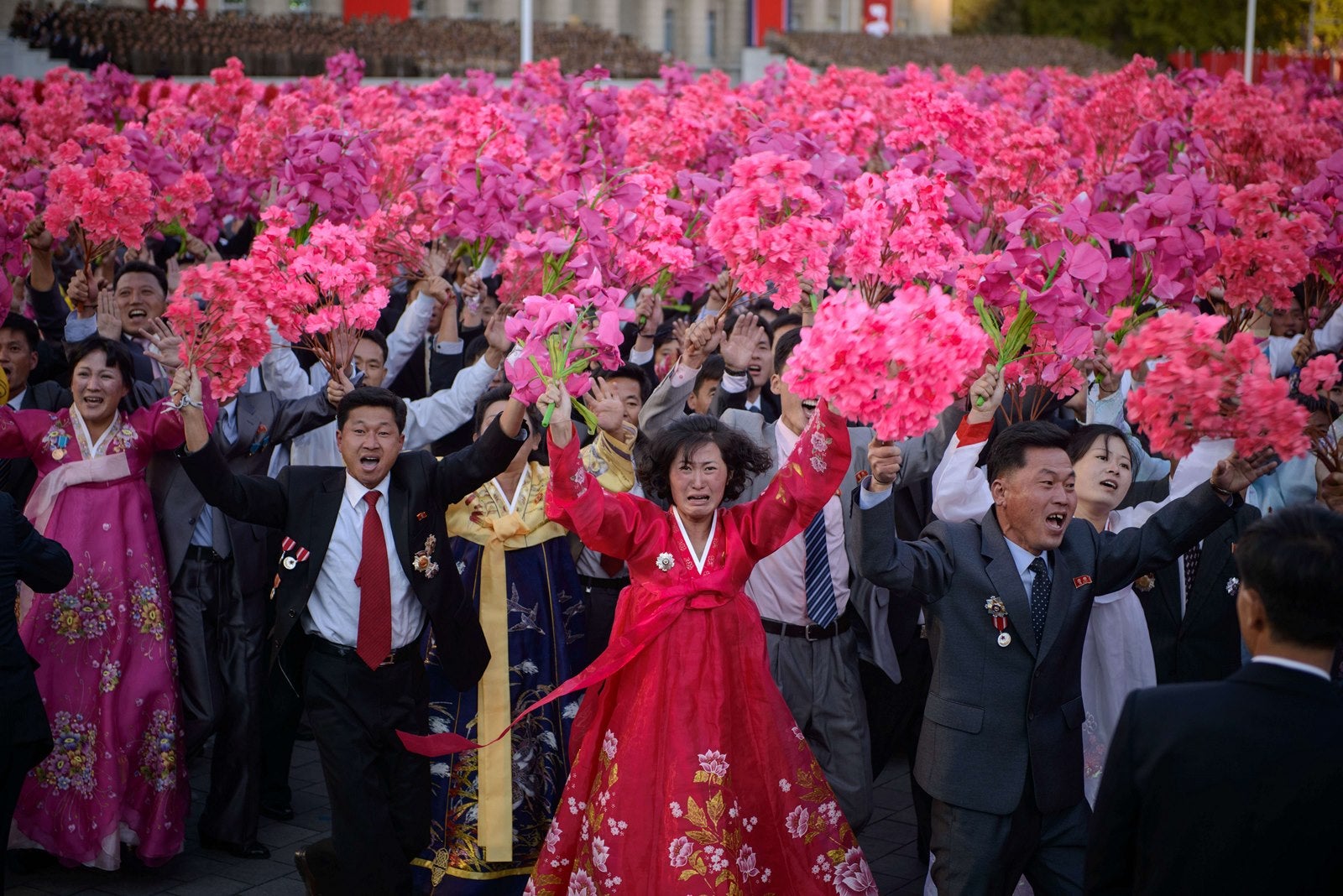 Flores hacia el líder norcoreano Kim Jong-Un a su paso por la plaza Kim Il-Sung durante un desfile militar masiva en Pyongyang.