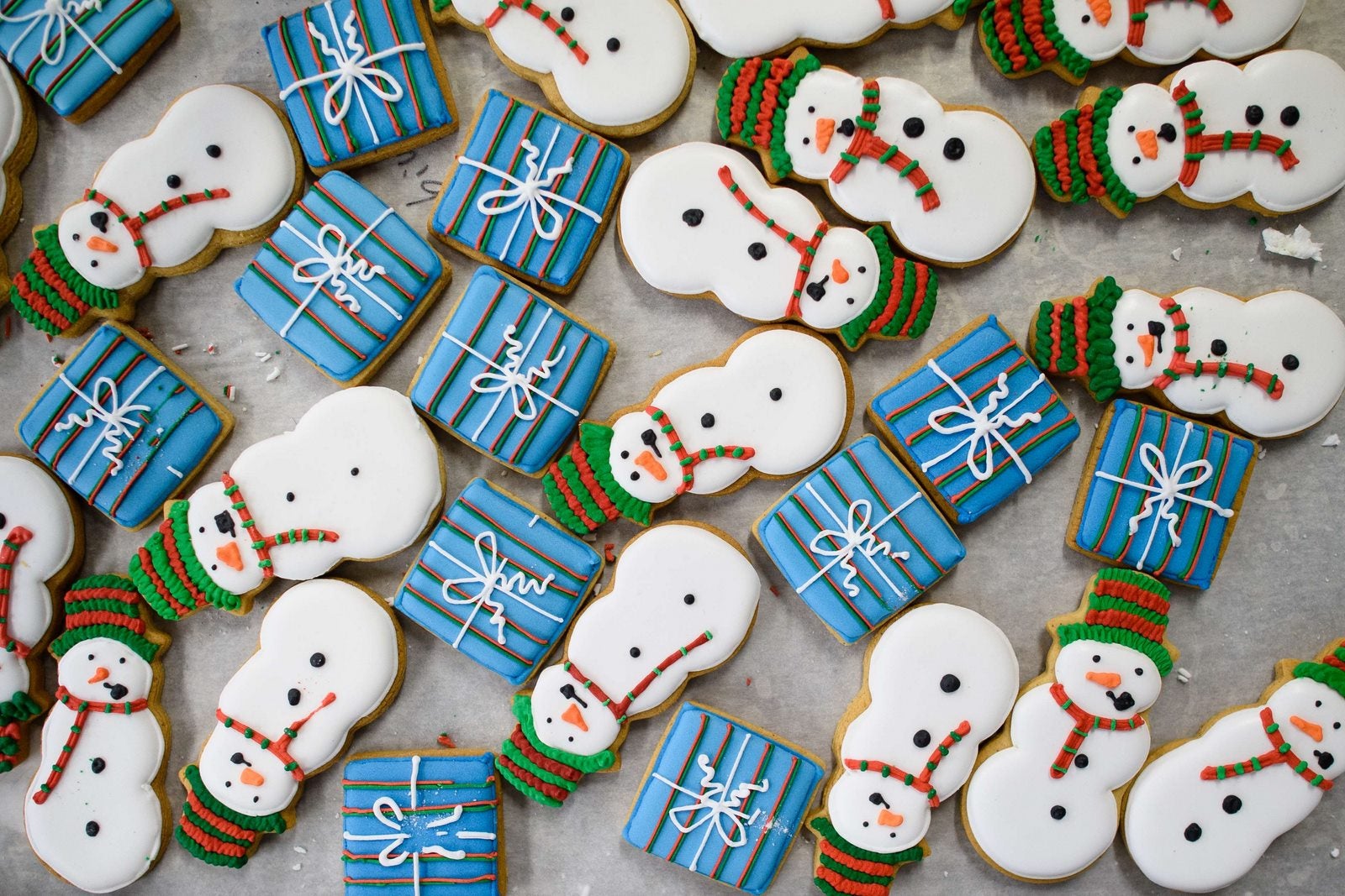 Galletas con forma y helado en forma de muñecos de nieve.