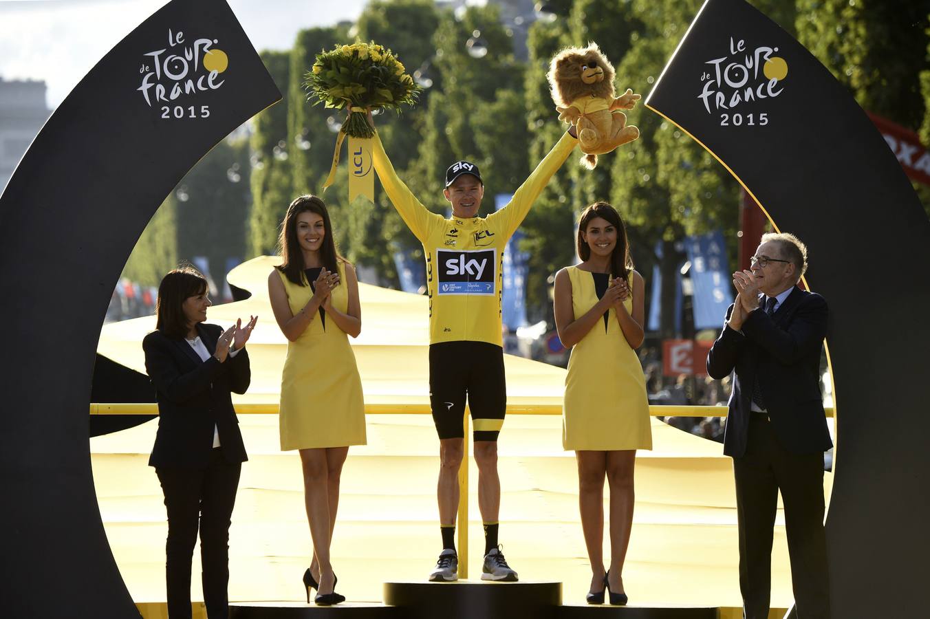 Froome sobrevivió a las caídas y ganó el Tour. Cuando restaban 59 kilómetros para la meta de la tercera etapa del Tour de Francia, una caída multitudinaria obligó a la organización a neutralizar la carrera al comprobar que todas las asistencias médicas estaban ocupadas atendiendo a los numerosos heridos. El maillot amarillo en ese momento, el suizo Fabián Cancellara, fue uno de los corredores afectados hasta el punto de tener que abandonar. La etapa se la llevó el español Joaquim 'Purito' Rodríguez, mientras que el británico Chris Froome se colocó como líder de la general. Por respeto a Cancellara, Froome no quiso lucir el maillot de líder en la cuarta etapa, pero sí lo haría en los Campos Elíseos de París donde celebró su segundo Tour de Francia.