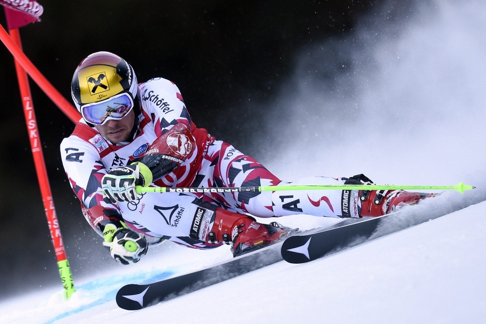 Marcel Hirscher de Austria compite en Slalom Gigante los FIS Esquí alpino al norte de Italia.
