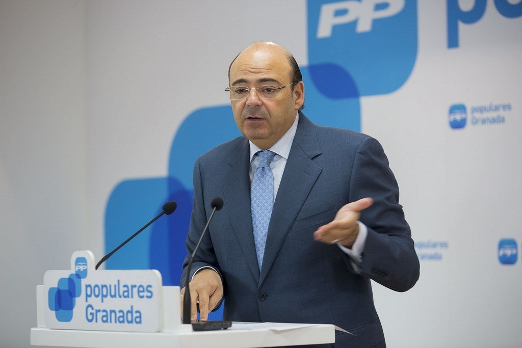 Senadores: Sebastián Pérez Ortiz (PP). Nació: Granada, 1965. Formación: Estudió Ciencias Políticas. Último cargo: Senador. residente de la Diputación Provincial de Granada (2011-2015), concejal del Ayuntamiento de Granada desde 1991 hasta la fecha (teniente de alcalde de 2003) y senador desde 2008 hasta la fecha. Es presidente provincial del PP de Granada desde 2004.