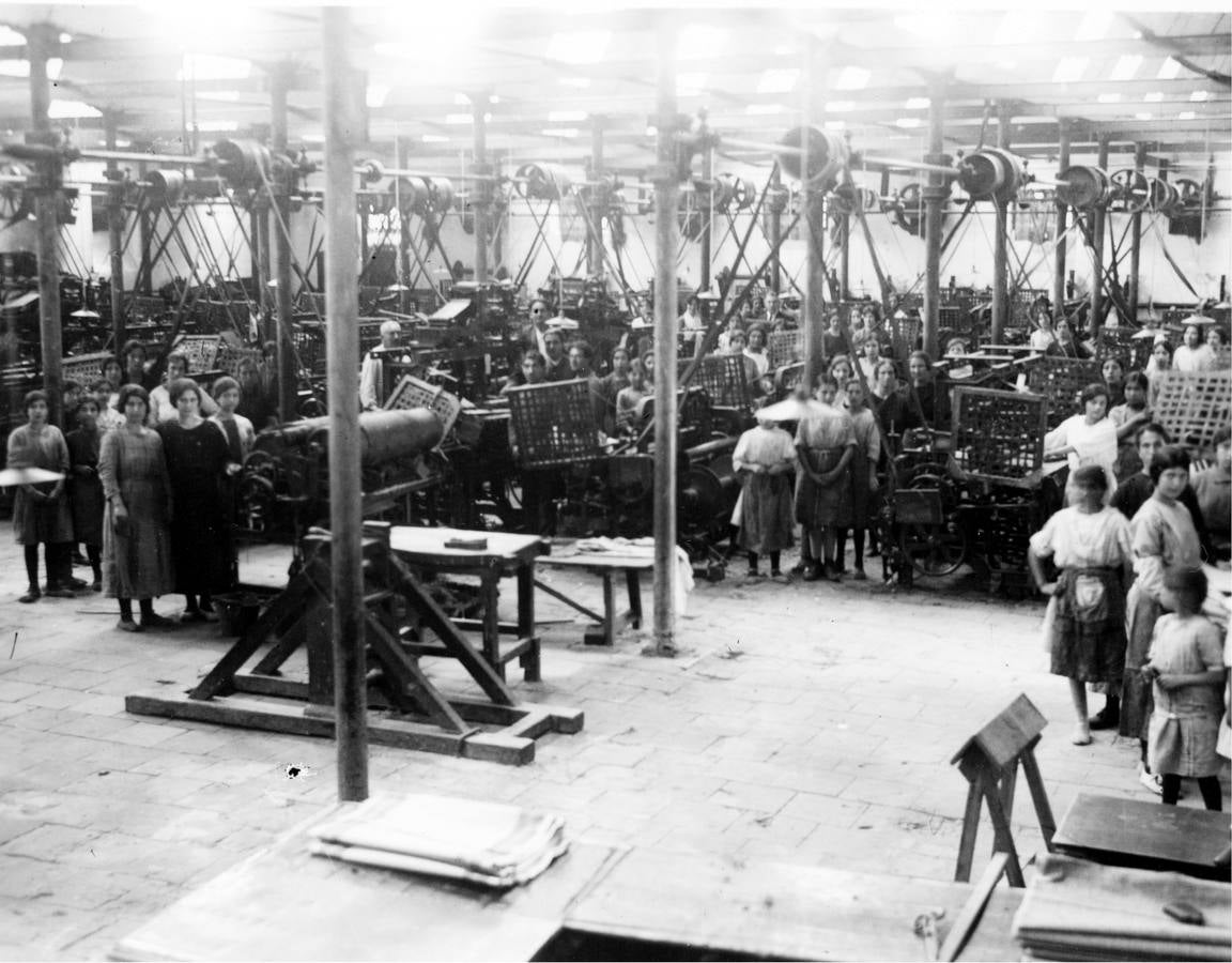 Trabajadoras en el salón de telares de la fábrica de tejidos de Víznar.