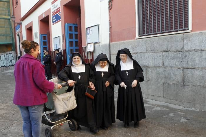 Las monjas del convento de clausura de San Bernardo votando durante las Elecciones Generales del 20-D.