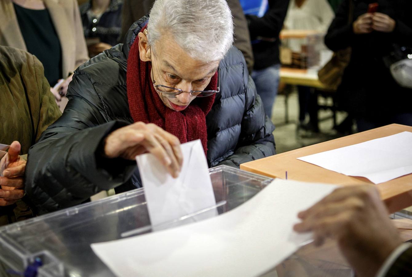 Una mujer acude a votar en un colegio electoral.