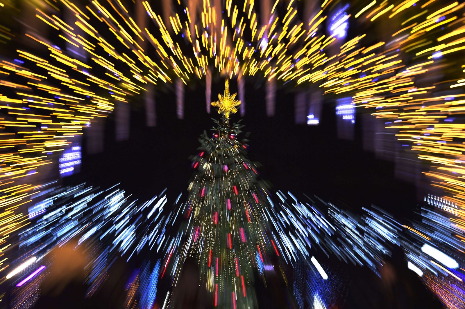 Un árbol de Navidad iluminado en el centro de Moscú.