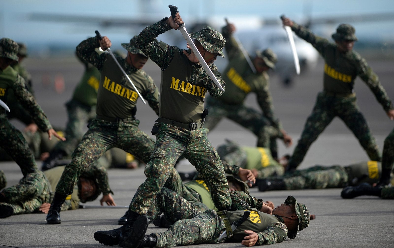 Soldados filipinos muestran sus habilidades de combates.