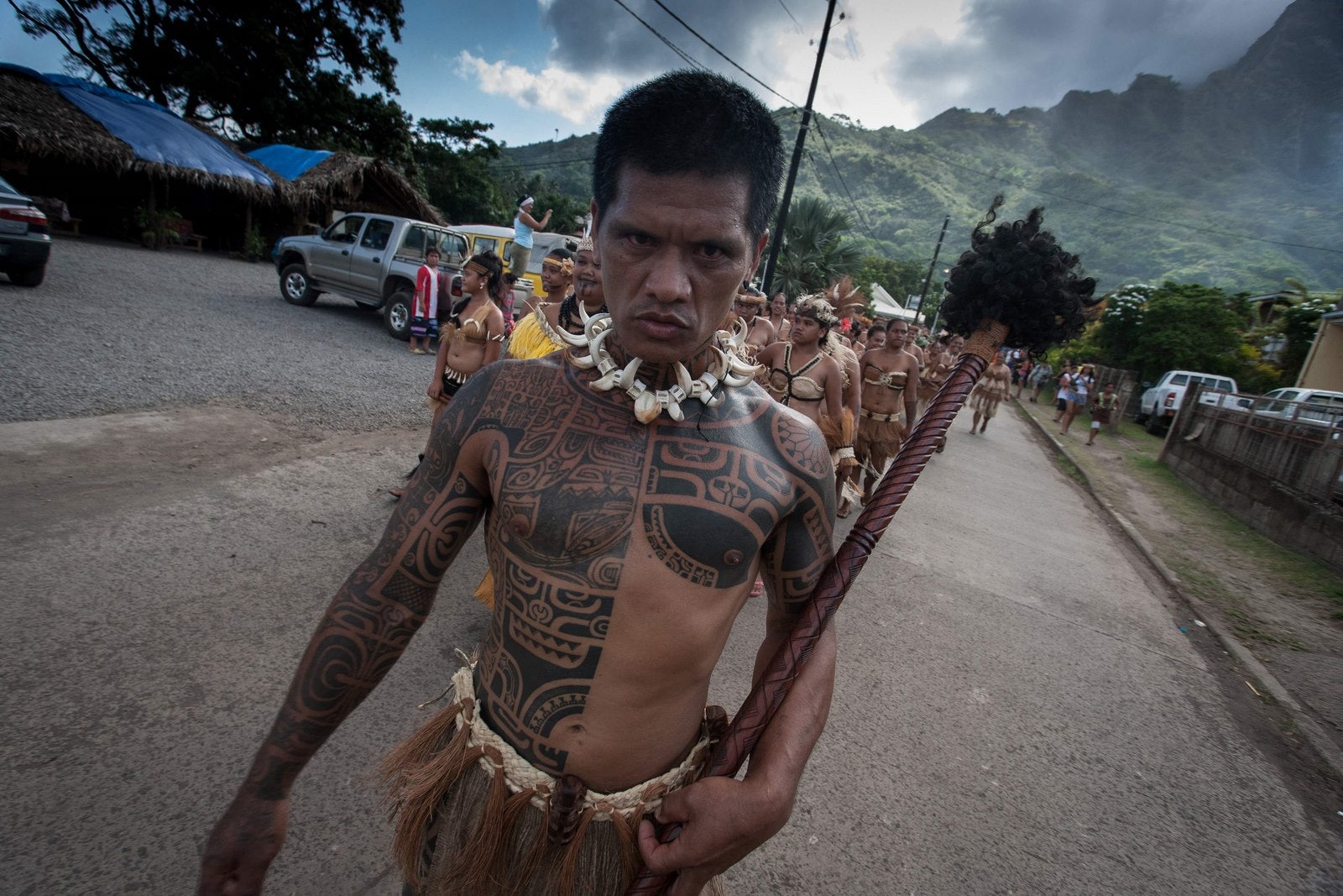 El jefe de la delegación de la isla de Fatu Hiva participa en la ceremonia de apertura del décimo Festival de Arte Marquesas cerca del pueblo de Atuona en la isla de Hiva Oa en la Polinesia Francesa.