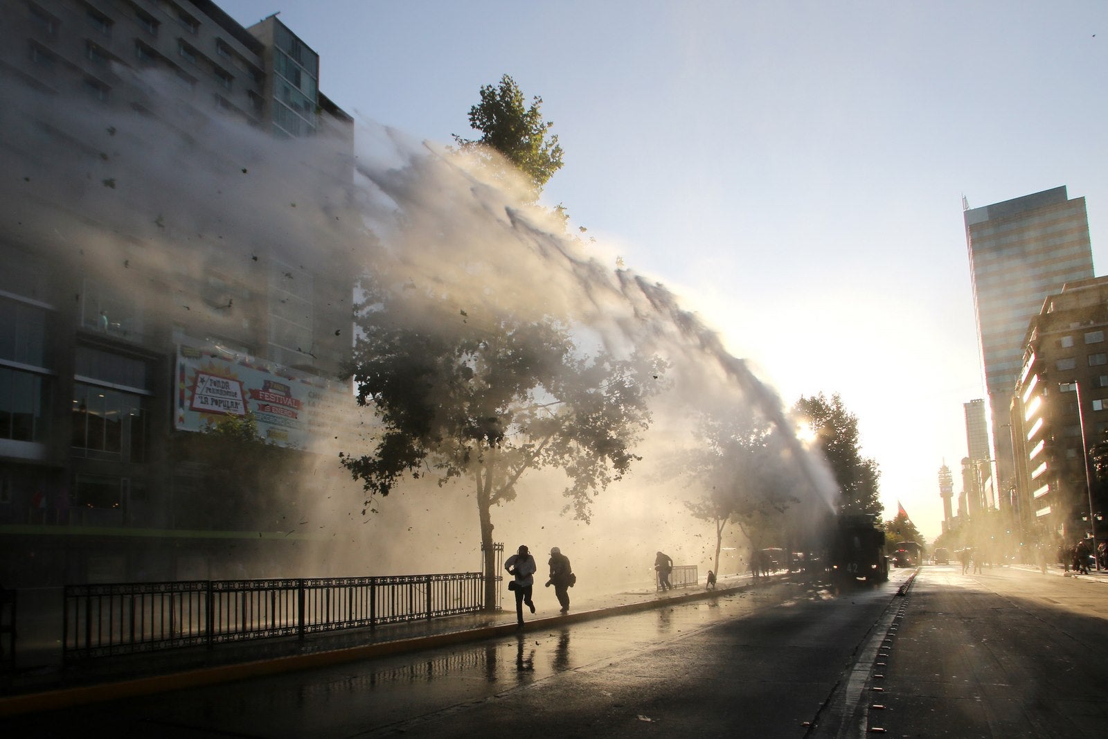 La policía antidisturbios lanzan agua a los estudiantes durante una demostración de la demanda de las universidades estatales libres y por la calidad de la educación pública en Santiago.