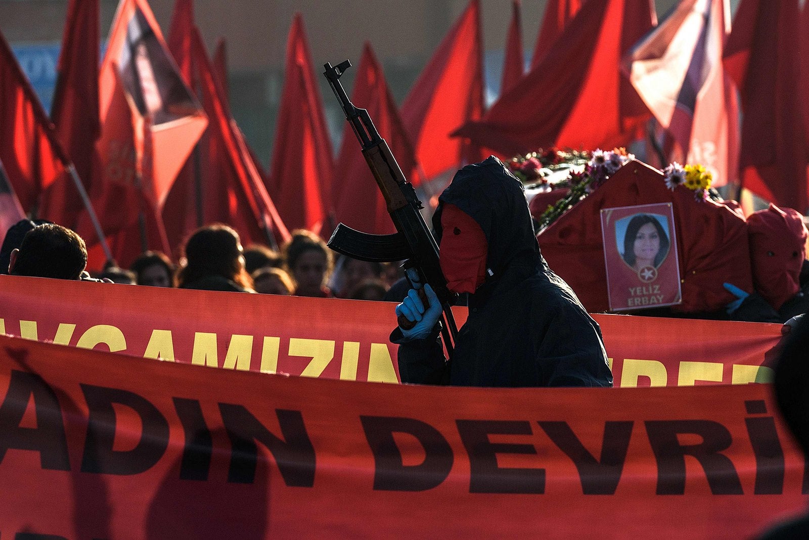 Un militante de izquierda enmascarado en la celebración del funeral de dos mujeres militantes Sirin Oter y Yeliz Erbay en el barrio Gazi de Estambul.