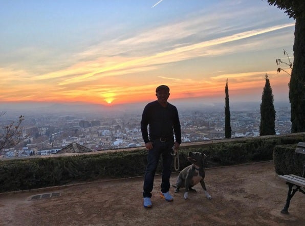 El &#039;encantador de perros&#039; disfruta de la Navidad en Granada