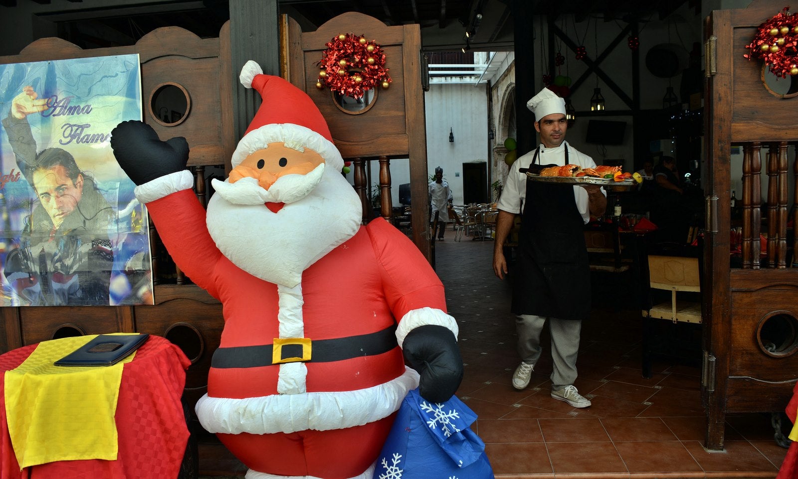 Restaurante adornado Con Un Papá Noel en La Habana (Cuba).