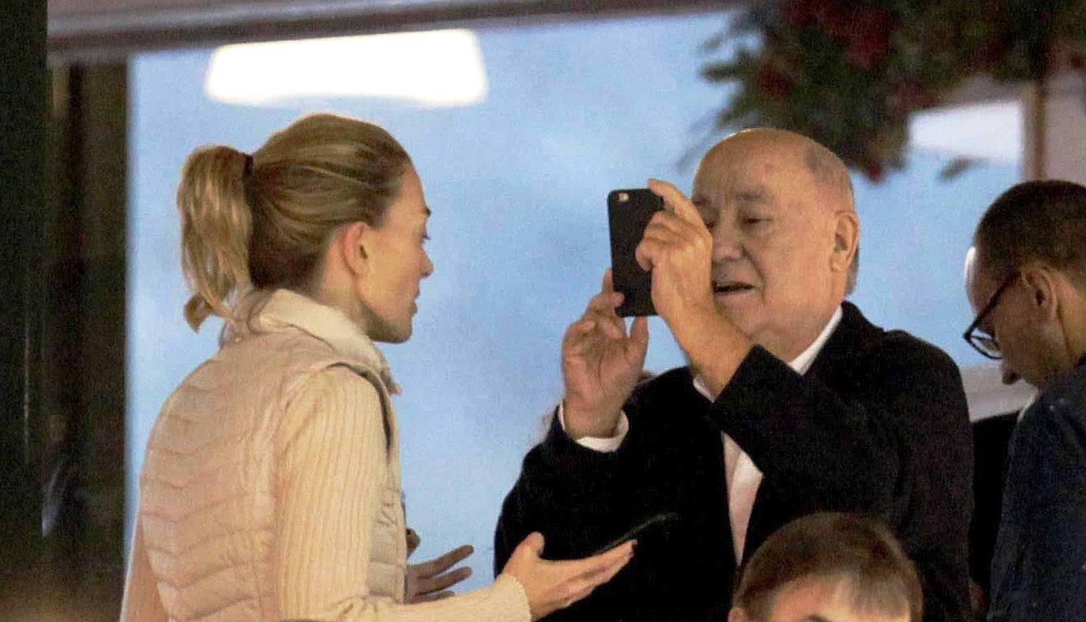 El más rico, por minutos. El imperio de Zara no parece tener límites. Su dueño, el esquivo Amancio Ortega, del que apenas hay imágenes y menos tan espontáneas como esta con su hija, logró durante unos minutos ser el hombre más rico del planeta, por delante de Bill Gates, con 72.330 millones de euros en el bolsillo. Ocurrió el 23 de octubre gracias a un repunte de sus acciones.