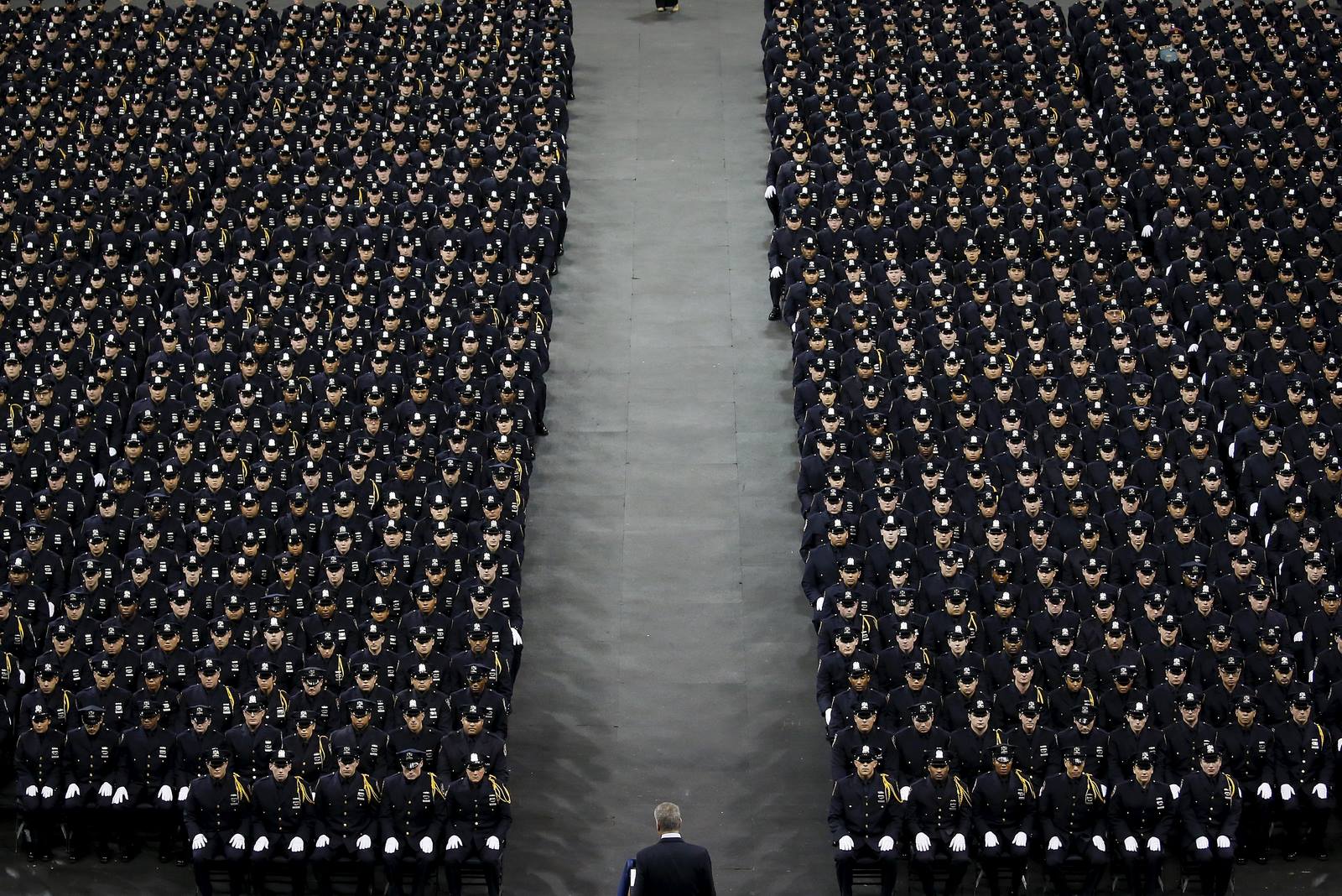 Policía, participan en una ceremonia de graduación en el Madison Square Garden en la ciudad de Manhattan de Nueva York.