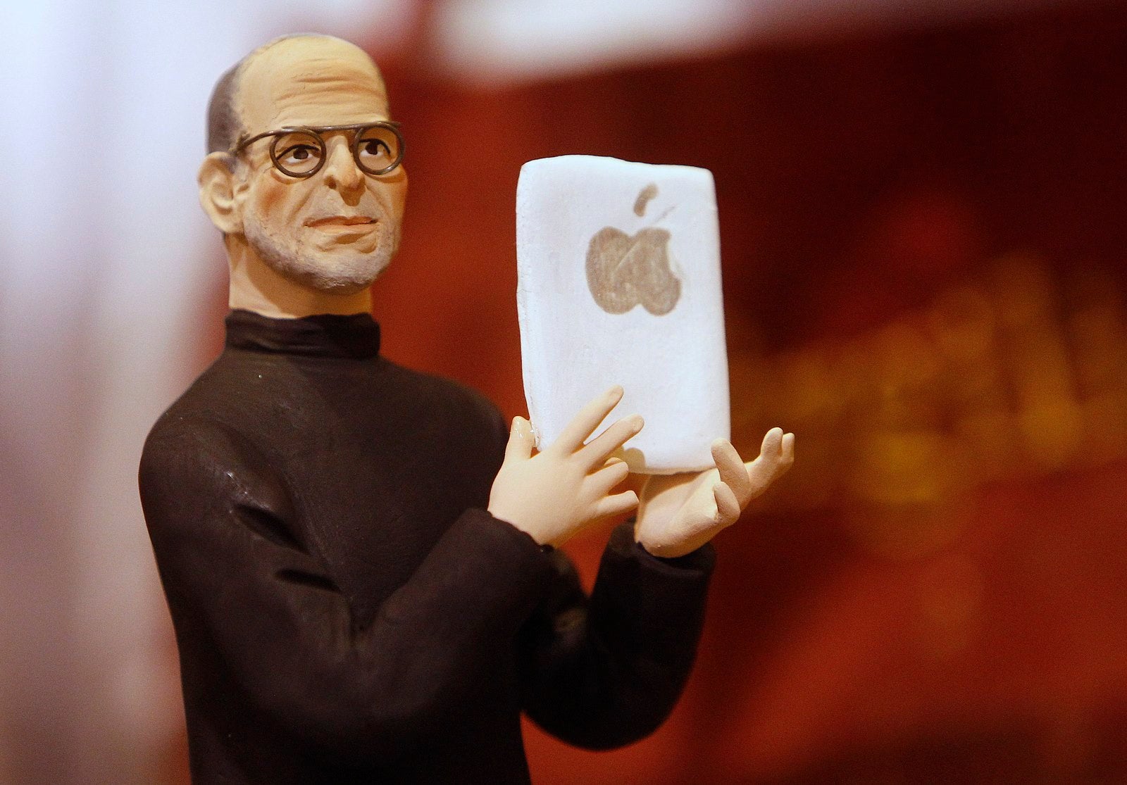 Una figura del fundador de Apple, Steve Jobs, se ve en una tienda de artesanía en Nápoles, Italia.