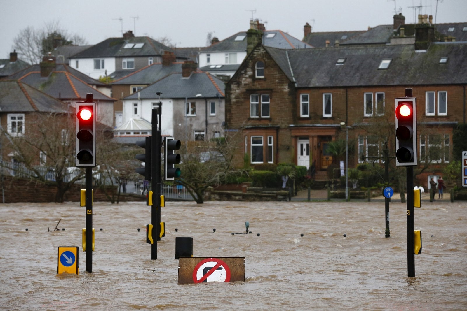 Una calle inundada en Dumfries, Escocia.