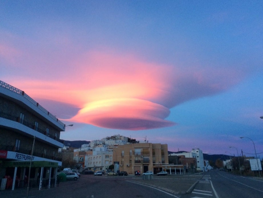 La nube que corona Sierra Nevada