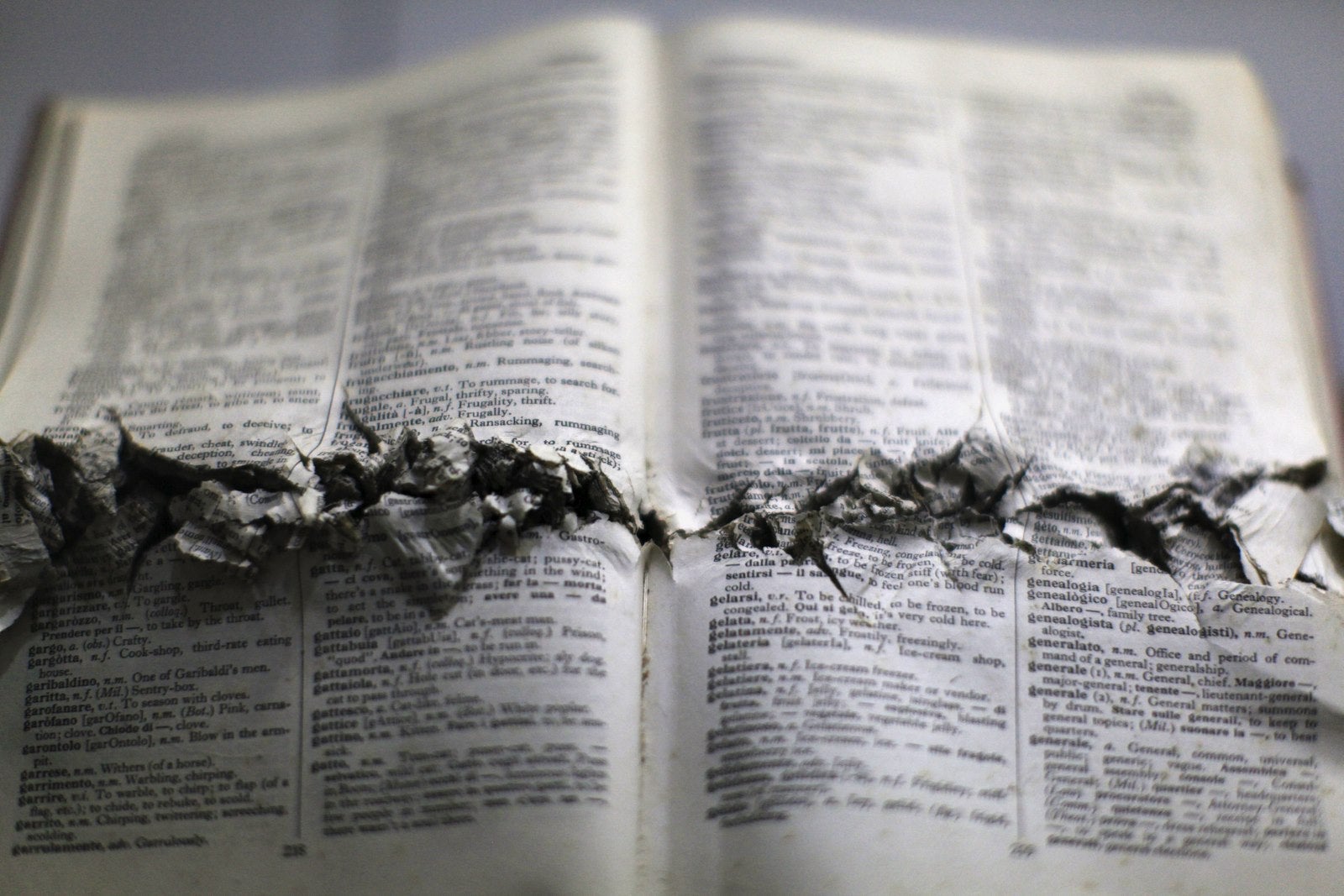 Un libro de uno de los seis sacerdotes jesuitas que fue asesinado durante la guerra civil de El Salvador se exhibe en el Museo de la Universidad Centroamericana de San Salvador.