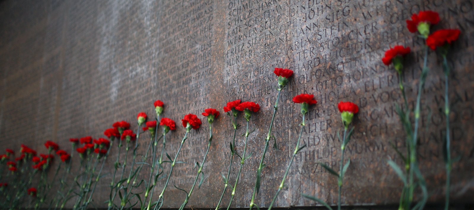 Flores en un memorial para conmemorar la muerte de líderes comunistas alemanes, en Berlín.