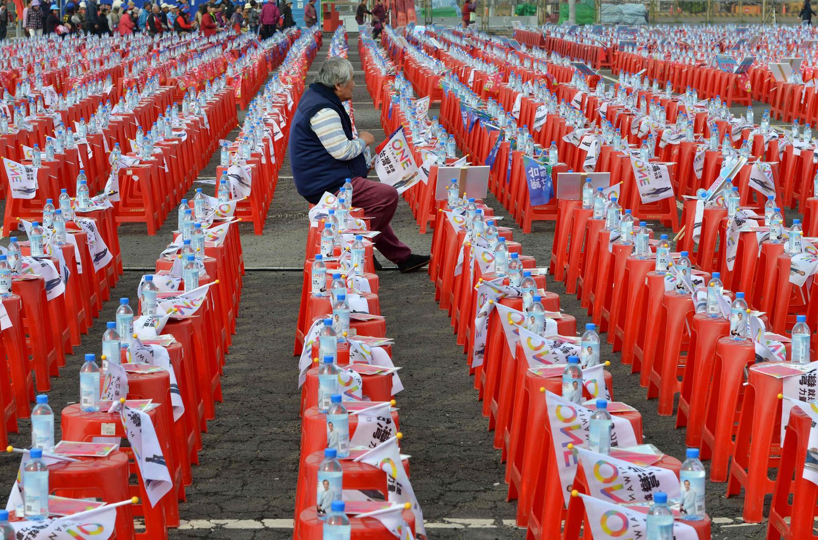 Un partidario se sienta en un taburete antes del inicio de un mitín de Eric Chu, el candidato presidencial por el Kuomintang partido gobernante (KMT), durante un acto de campaña antes de las elecciones 16 de enero, en la ciudad sureña de Taiwán.
