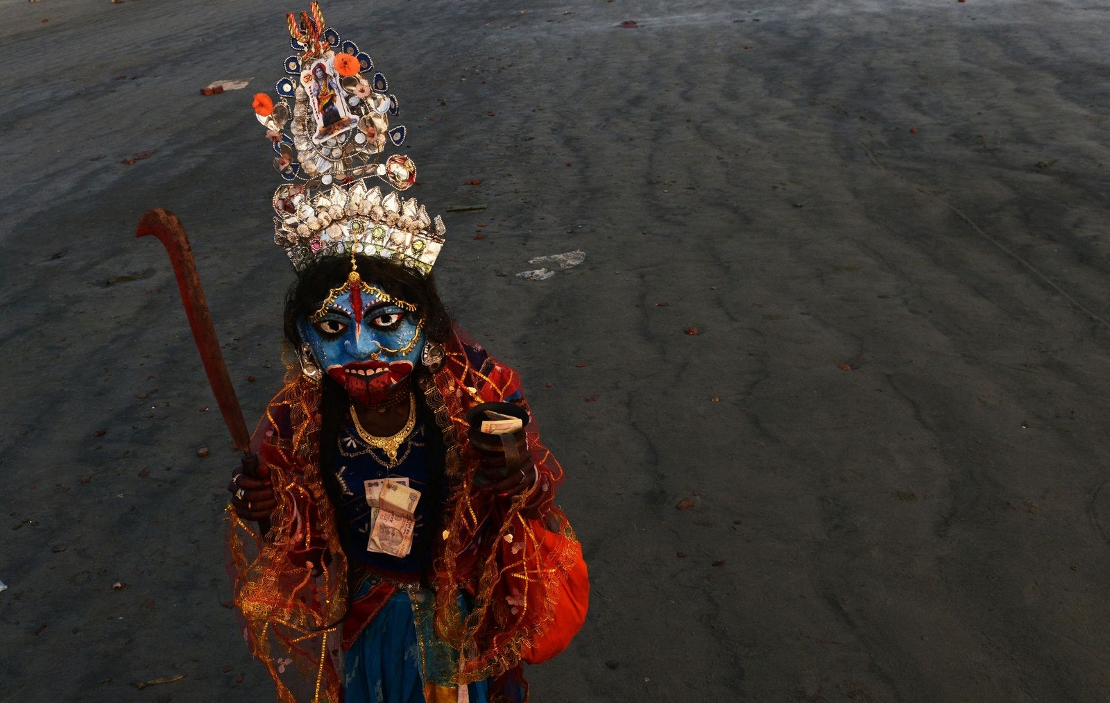 Un devoto hindú vestido de Diosa Kali pide limosna en la Isla Gangasagar alrededor de 150 km al sur de Calcuta.