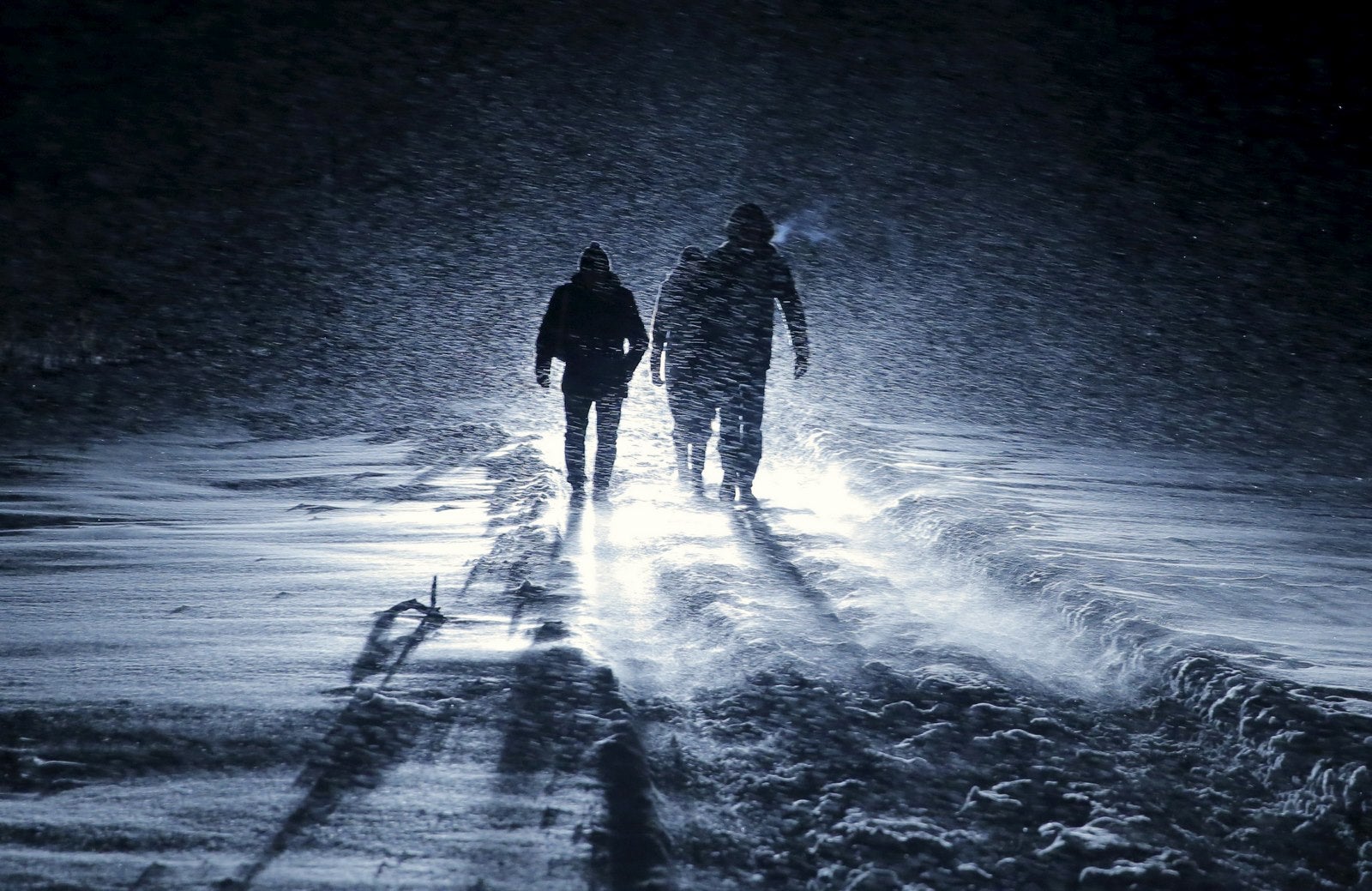 La gente camina a través de la tormenta de nieve cerca del pueblo de Dubrovich fuera de Ryazan, Rusia.